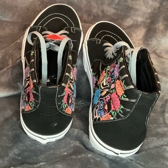 Fans off the wall, dia de Muertos glow in the dark size 10.5 - Picture 3 of 6